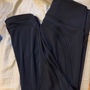 LULULEMON CAPRI WORKOUT LEGGINGS W MESH PANELING
